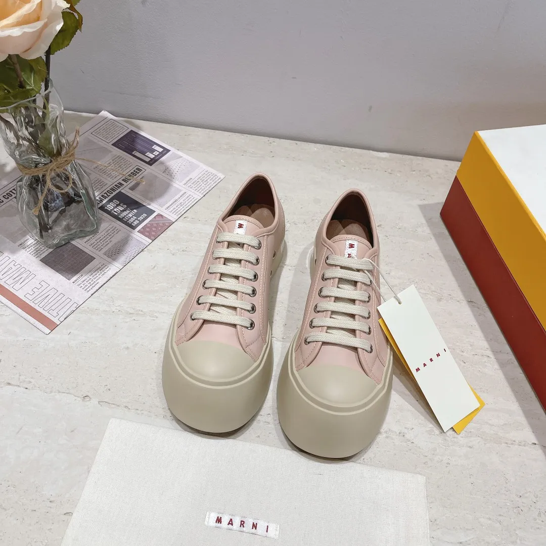 👟👟Ex-factory price 480👟👟Marni classic Mona fat-toe thick-soled shoes [Rose] Latest colorful double-cover packaging [Rose] Mainly recommended single product Cute and cute one, cute and fashionable taste, very good-looking on the feet ❗ Tired of regular white shoes, a pair of these thick-soled big-toe shoes can satisfy daily wear and full of street style. ————————- Upper: cowhide lining: crystal sheepskin. Outsole: The correct version of the outsole! The color is beige, not completely white. The bottom is 5cm thick. Number of yards: 35-39 (34.40 yards are custom-made and cannot be returned or exchanged)